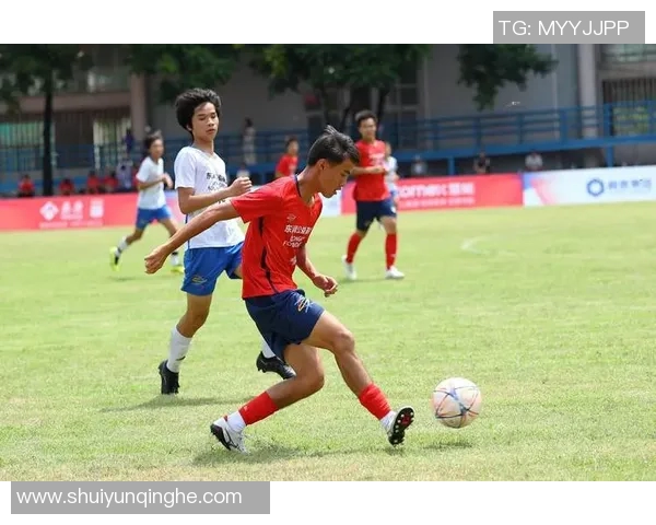孩子们的足球梦想与明星球员的精彩瞬间视频分享