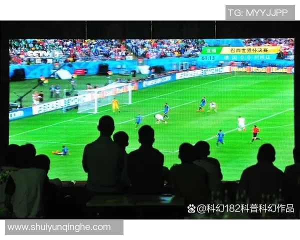 足球明星在绿茵场上的进球瞬间与激情四溢的庆祝时刻的生动描写